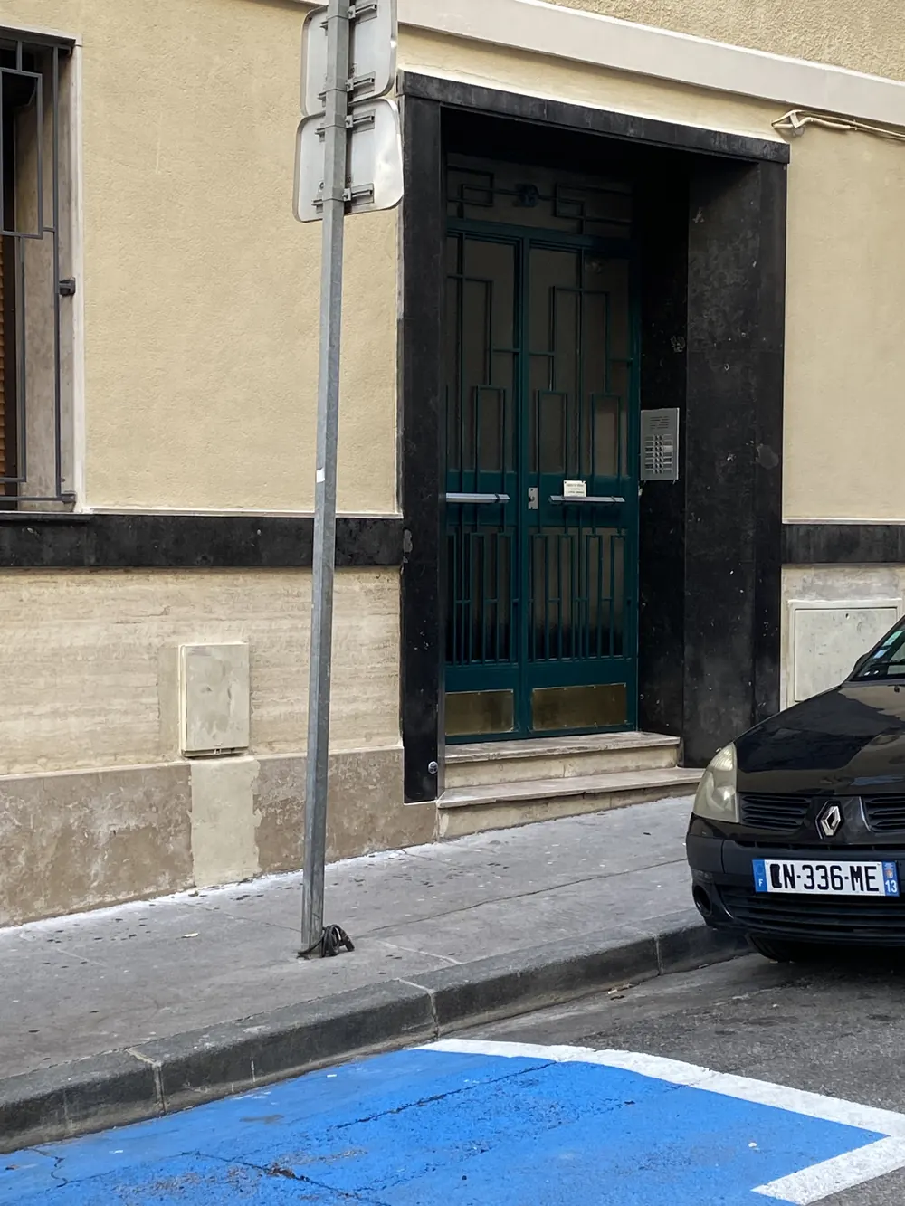 Entrée d'immeuble après rénovation