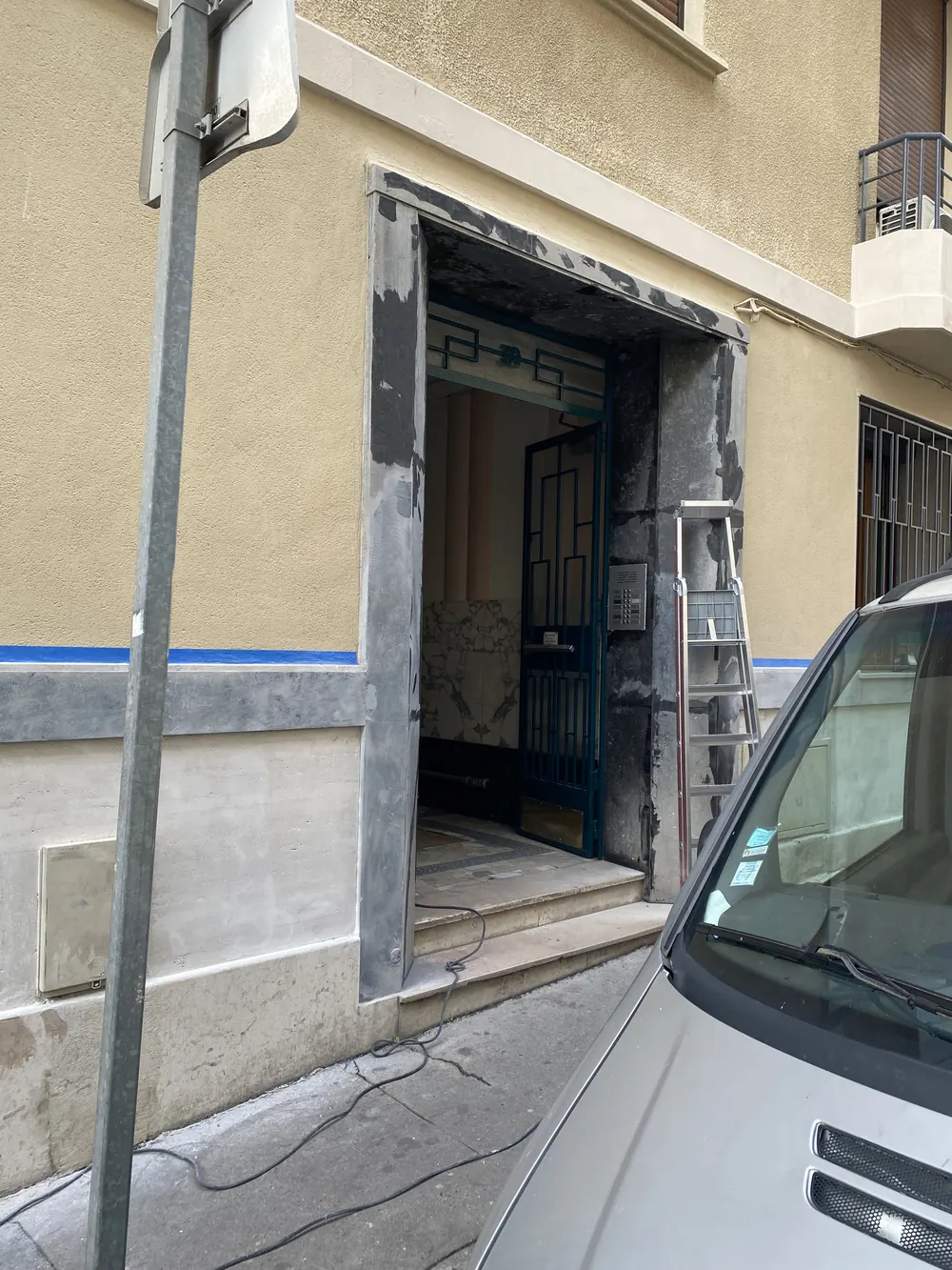 Entrée d'immeuble avant rénovation
