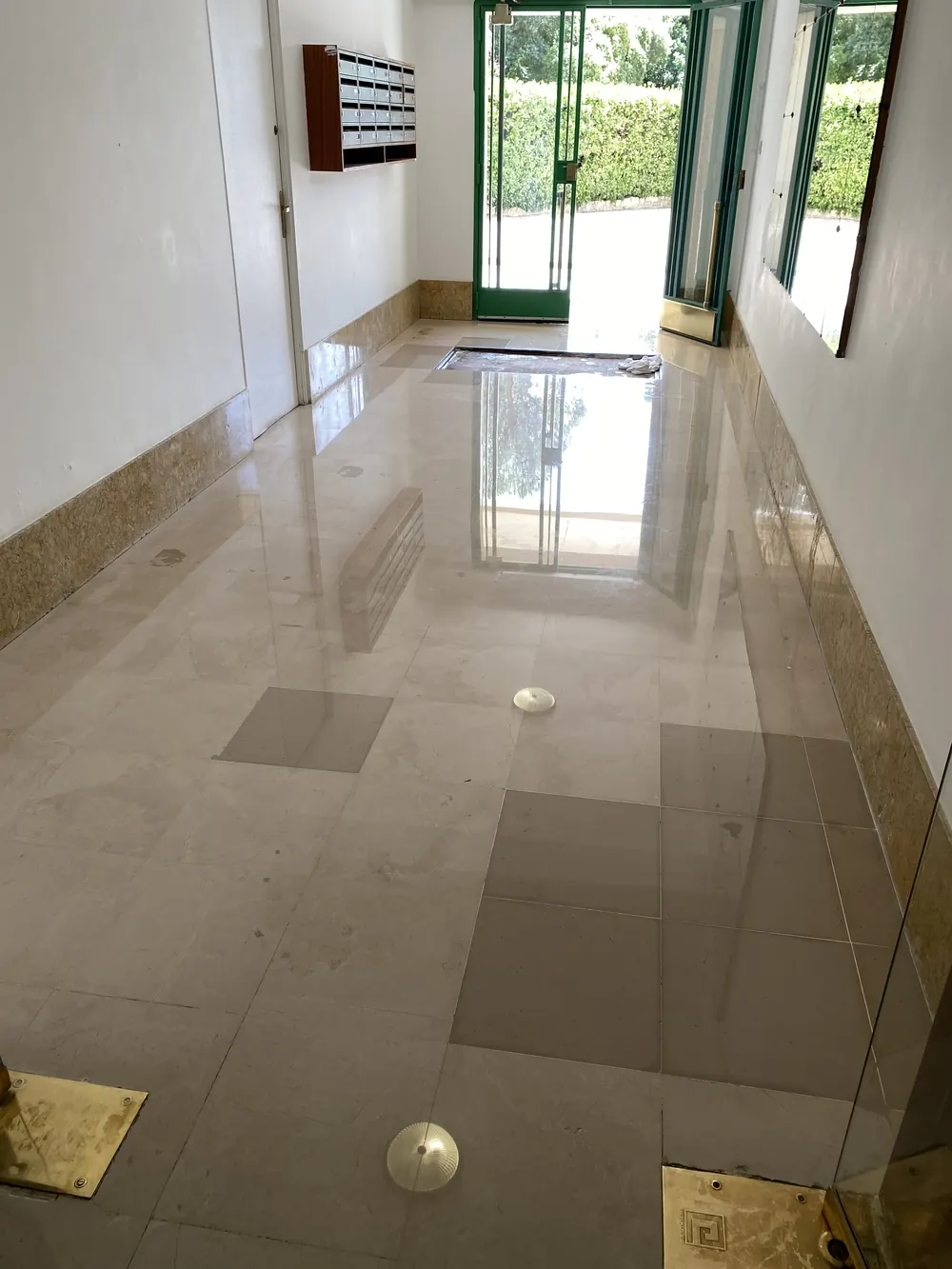 Hall d'immeuble après rénovation