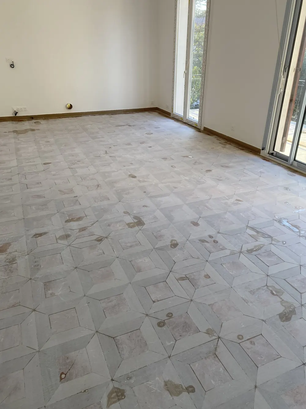 Séjour à motif géométrique avant rénovation