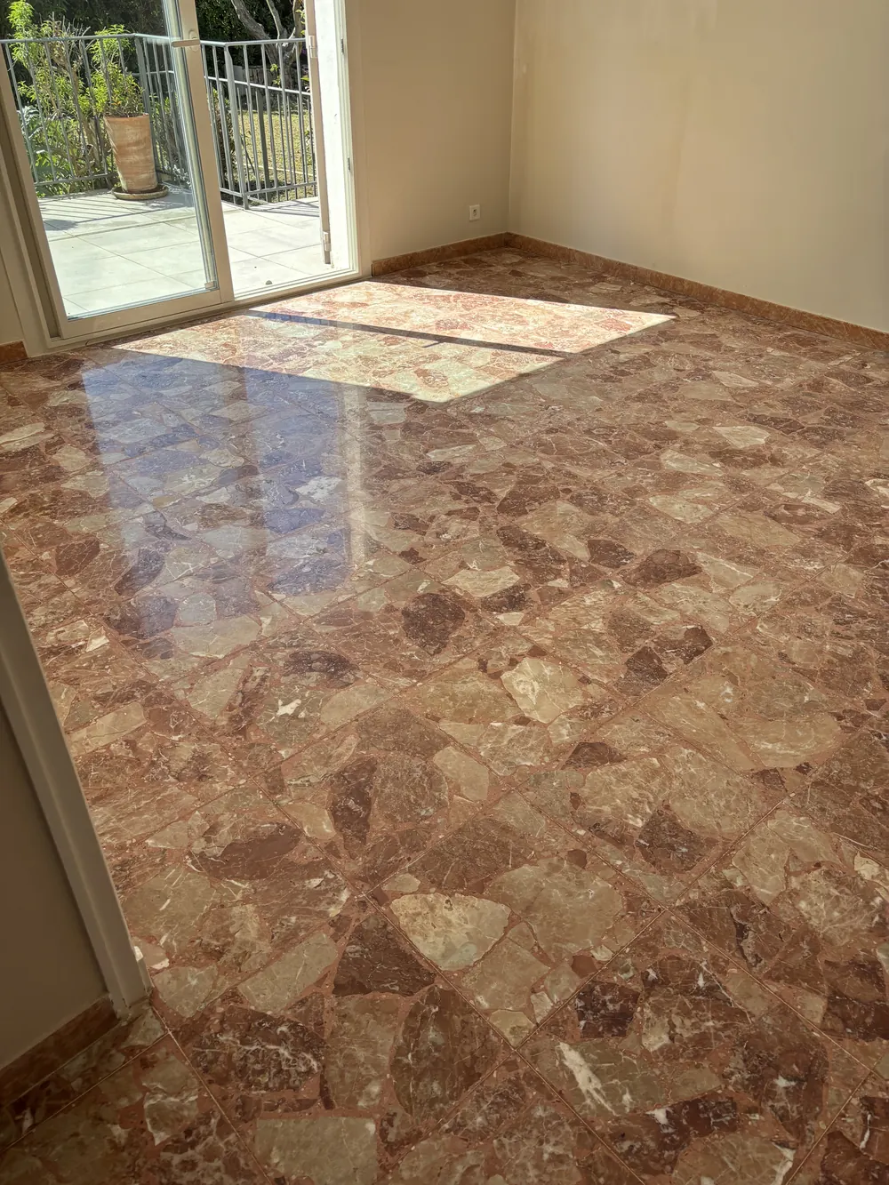 Marbre brèche rouge après rénovation